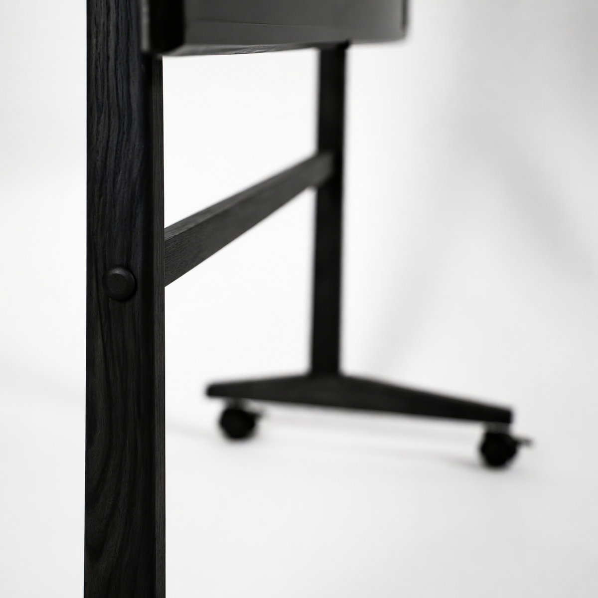 sika-tv-stander-sort-detalje.jpg