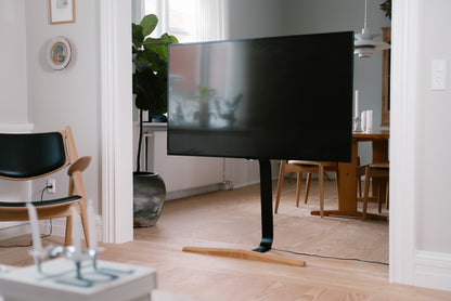 TV-stander med drejefunktion i egetræ – NOMI