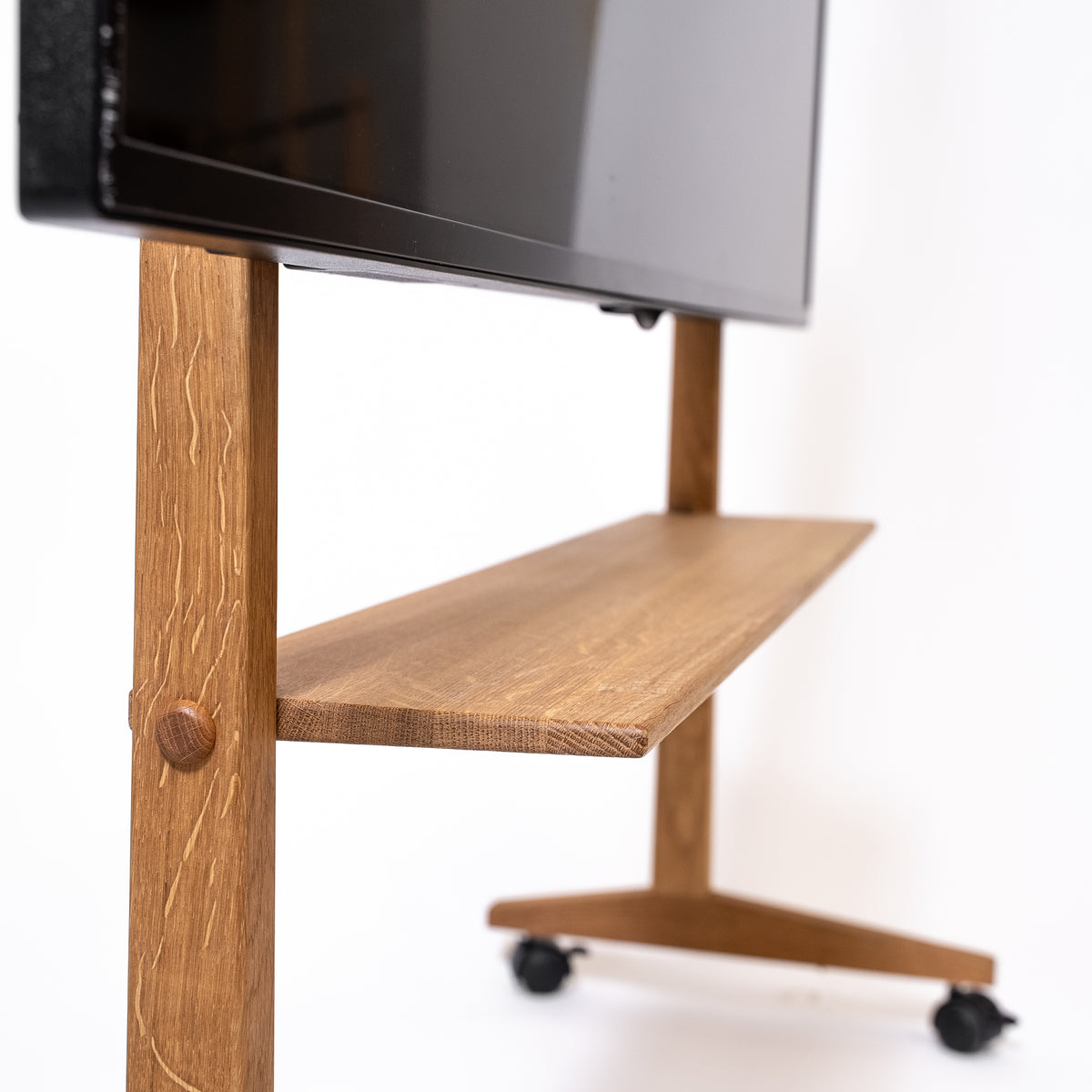 Eikenhouten plank voor tv-meubel op wielen – SIKA