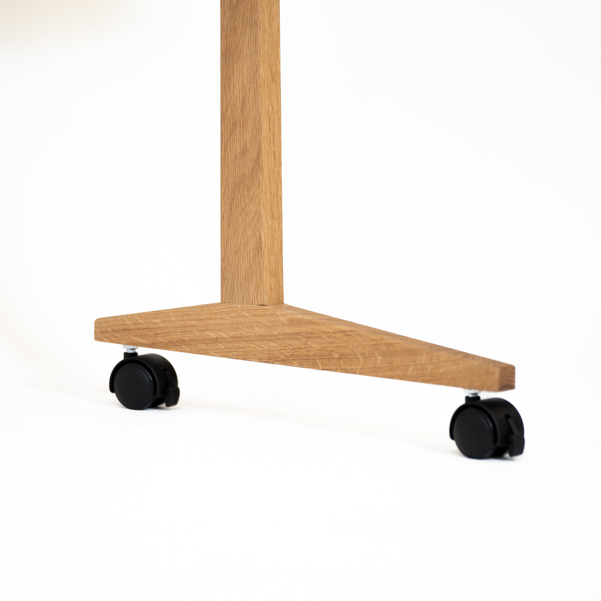 TV stand on wheels in oak – SIKA