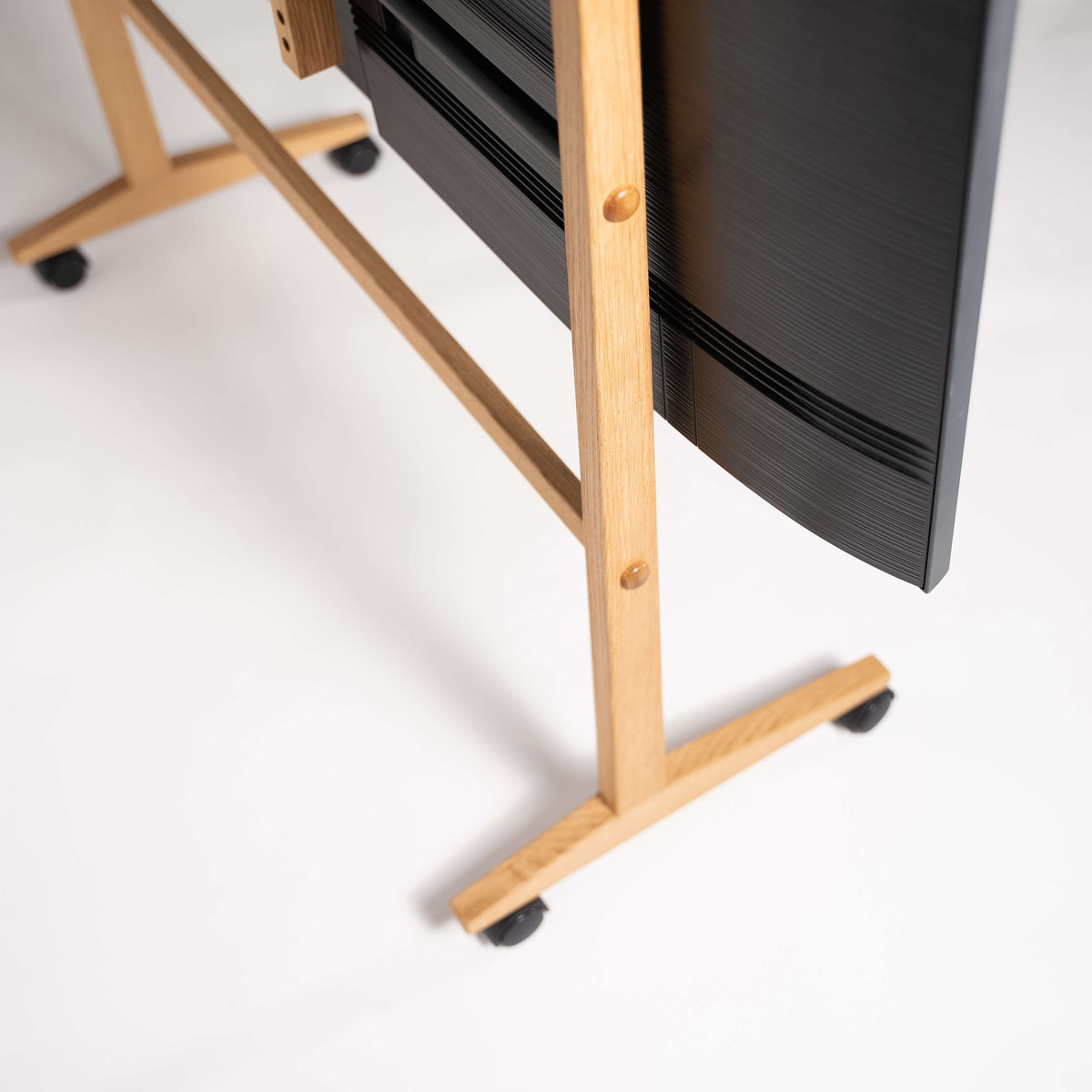 TV stand on wheels in oak – SIKA
